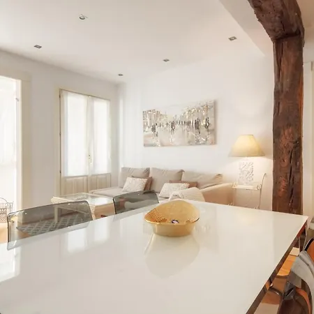 Classic Old Town Bilbao Apartment *